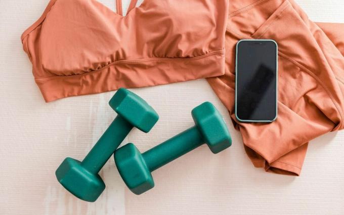 Spor Giyim, Halter ve Akıllı Telefon Flatlay