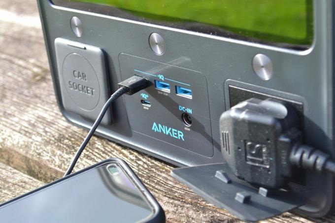 anker powerhouse II 400 fişler ve usb bağlantı noktaları