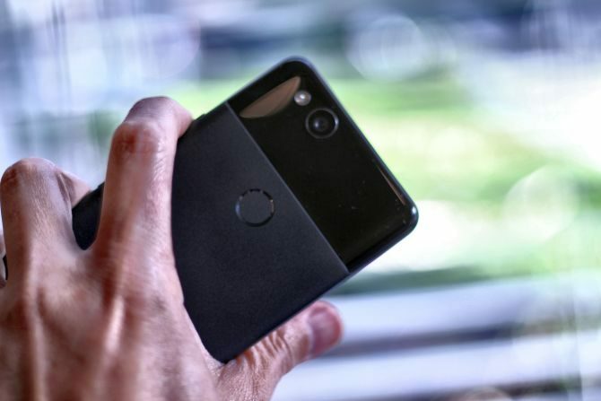 Google Pixel 2 İncelemesi: Bu En İyi Akıllı Telefon mu? google pixel 2 elinde tutan 670x447