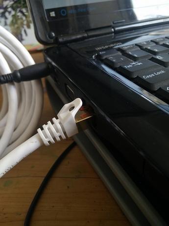 Dizüstü Bilgisayara Takılı Ethernet Kablosu