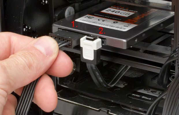 SSD konektörlerine takılı bir SATA Sabit Sürücü Takarken Dikkat Edilmesi Gereken 5 Şey