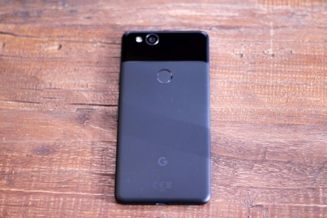 Google Pixel 2 İncelemesi: Bu En İyi Akıllı Telefon mu? google pixel 2 hibrid metal kaplama sahte 670x447