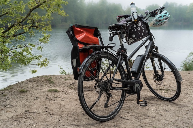 Gölün yanında e-bisiklet