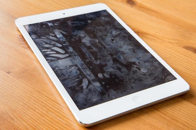 Parmak izleriyle kaplı bir iPad