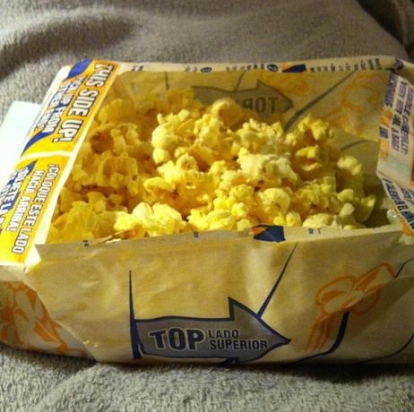 Instagram-Life-Hacks-Popcorn-Bag-içine-Bowl