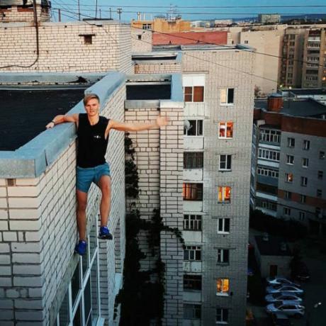 O Selfie'yi Almalı mısın? Dikkate Alınması Gereken Bazı Şeyler selfie russian roofer 500x500