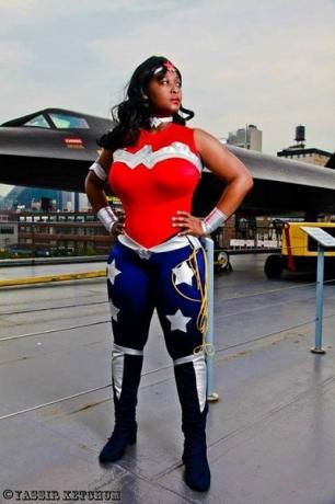 Cosplaying-ederken-Siyah-Wonder-Woman