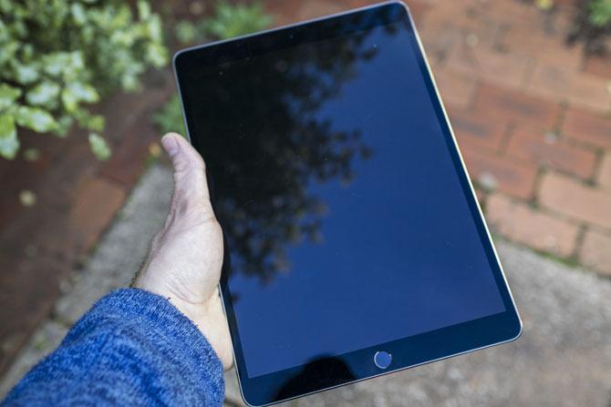 iPad Pro 10.5 İnceleme: En İyi iPad Yeterince İyi mi? ipad pro 105 el