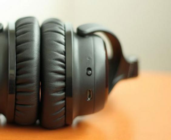 Audeara A-01 Kablosuz Kulaklık Yaşlılıkta İşitme Kaybına Yardımcı Olabilir mi? (İnceleme ve Hediye) gürültü engelleme düğmesi sağ kulaklık audeara a01 614x500