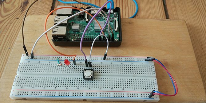 Raspberry Pi bir düğmeye ve bir breadboard LED bağladım.