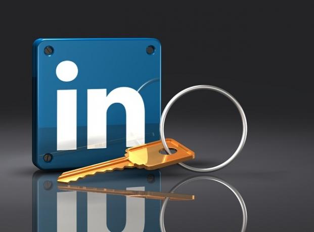 Perçin ile dik mavi LinkedIn logosu önünde yatan büyük pirinç anahtar 3D çizimi