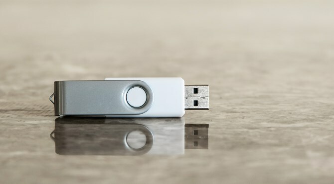 Mermer üzerinde USB Sürücü