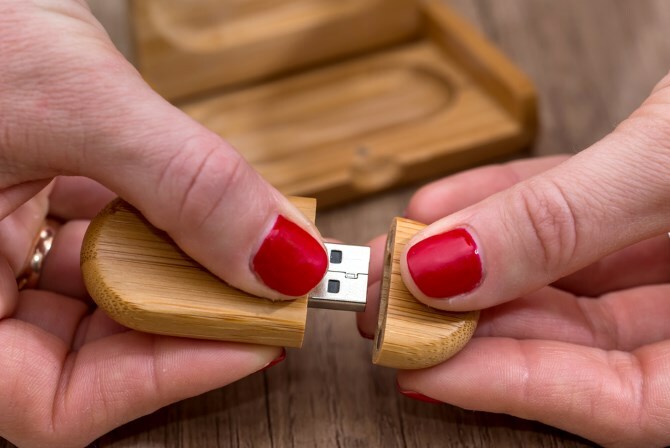 Ahşap USB elle açıldı