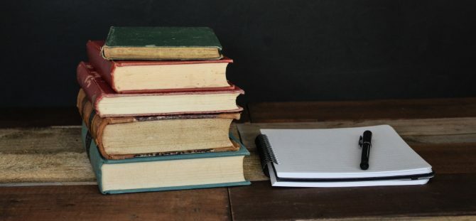 Kitaplar ve araştırma için not defteri yığını