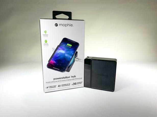 Mophie Powerstation Hub kutusunun yanında